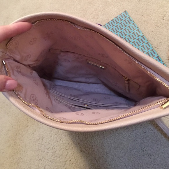 ❌SOLD❌✨PRICE DROP✨Tory Burch Bombe foldover Clutch - Picture 3 of 4