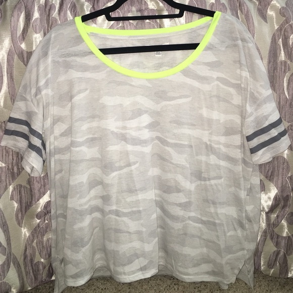 American Eagle size Large camo varsity tee