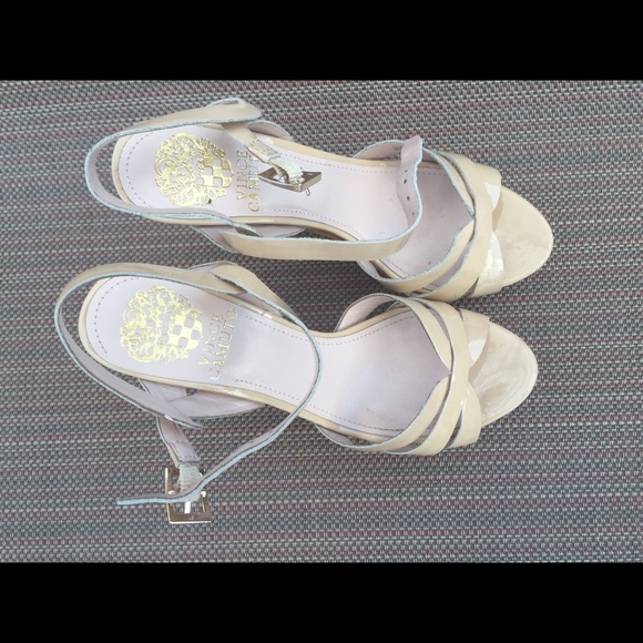 Vince camuto nude heel/pump.
