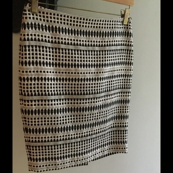 Loft Skirt - Picture 3 of 4