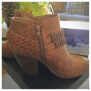 Women's brown heel high top shoes 8/8.5