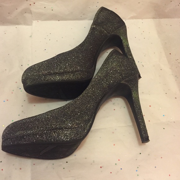 Black/Silver pumps 8 1/2 - Picture 4 of 4