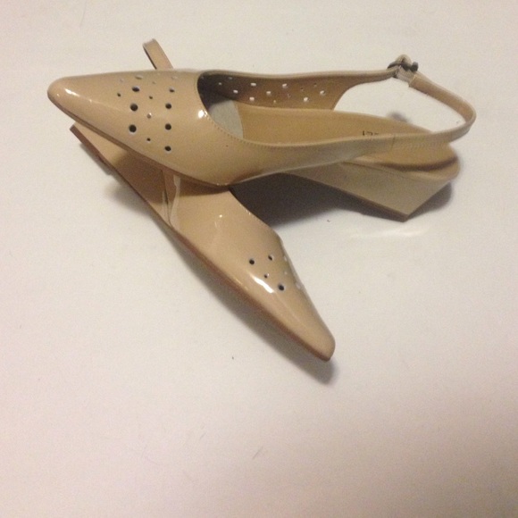 Van Eli size 11 low wedge sling shoe