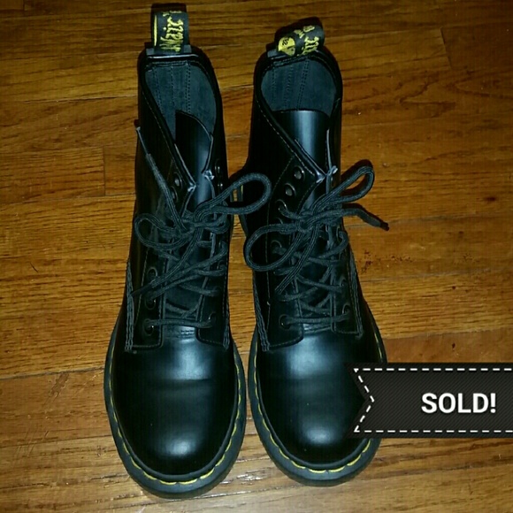 (SOLD) DR. MARTENS 1460 SMOOTH 8-EYE