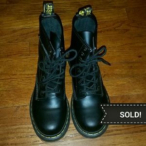 (SOLD) DR. MARTENS 1460 SMOOTH 8-EYE