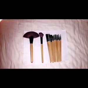 Makeup brushes. Great quality. Never used.