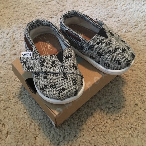 Brand new baby skull and crossbones Toms