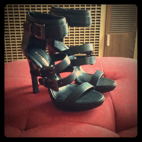 BCBGeneration - Cute Black Leather Strappy Heels !