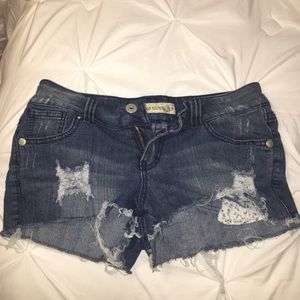 Distressed denim shorts😛