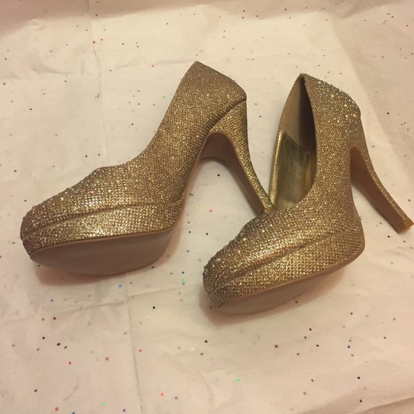 Golden pumps 8.5. Excellent condition - Picture 2 of 3