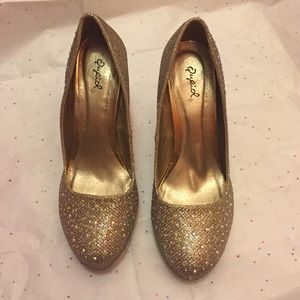 Golden pumps 8.5. Excellent condition