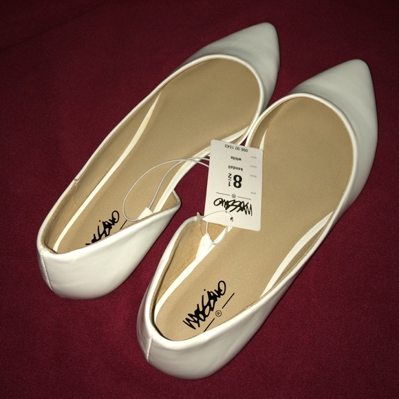 **SOLD** 👑 REDUCED PRICE; White Classy Flats 👑 - Picture 2 of 4