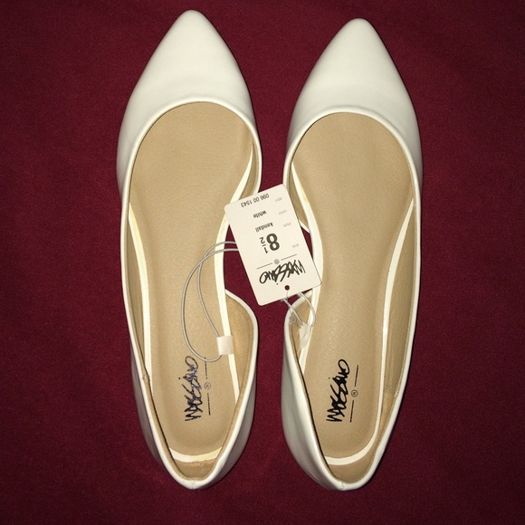 **SOLD** 👑 REDUCED PRICE; White Classy Flats 👑 - Picture 3 of 4