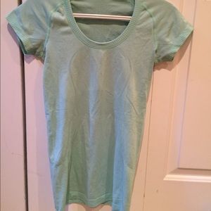 Lululemon tee shirt