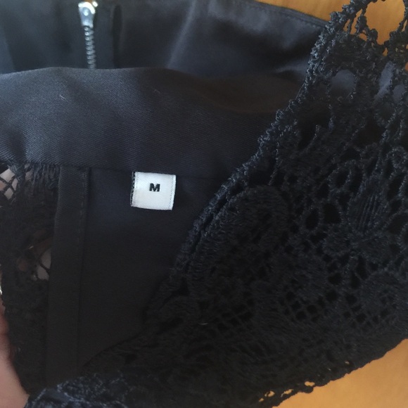 ❗️SOLD❗️NWOT lace crop top - Picture 3 of 4