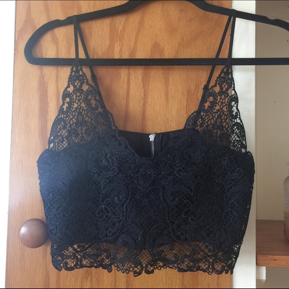 ❗️SOLD❗️NWOT lace crop top - Picture 2 of 4