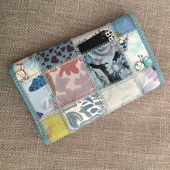 Boutique Handbags - ✅ 🆕Esther Lu small wallet