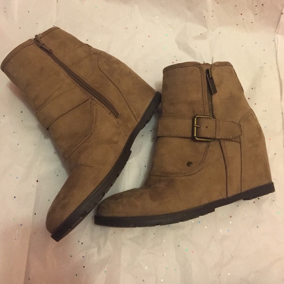 Light brown suede boots 7.5. - Picture 2 of 3