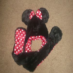 Super cute Minnie Mouse hat/gloves