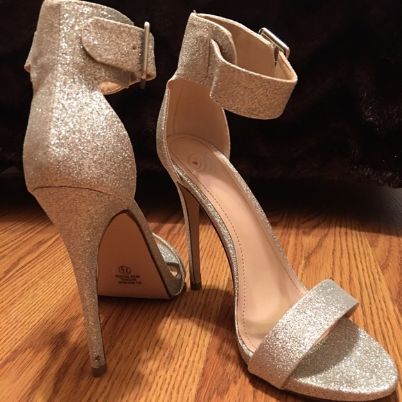Ankle strap glitter heels 👠