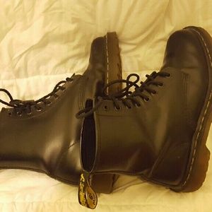 BLACK LEATHER DR. MARTENS