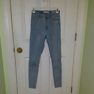HIGH WAISTED LIGHT WASH JEANS