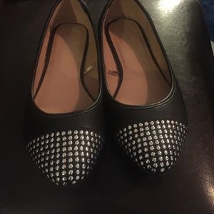 Size 11 Wide Torrid black studded flats!