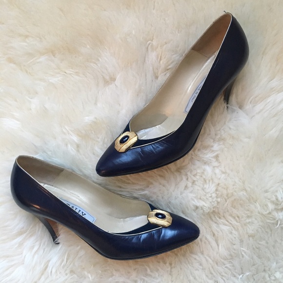 Vintage Bally Navy Leather Pumps - Picture 3 of 4