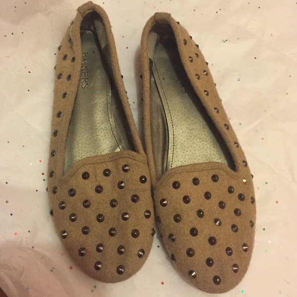 Spiky tan flats, size 8. - Picture 1 of 2