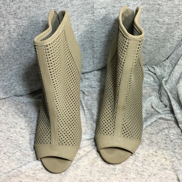 Juicy Couture sz6 wedge booties
