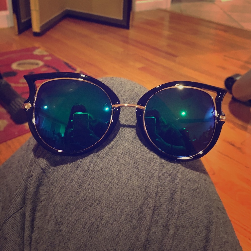 Cat eye sunglasses blue green mirror