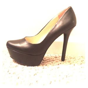 Jessica Simpson black round toe pump