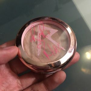 Mac LE highlighter Rihanna