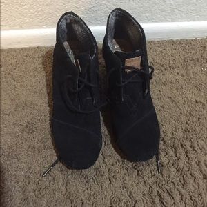 Black tom's ankle boot heels