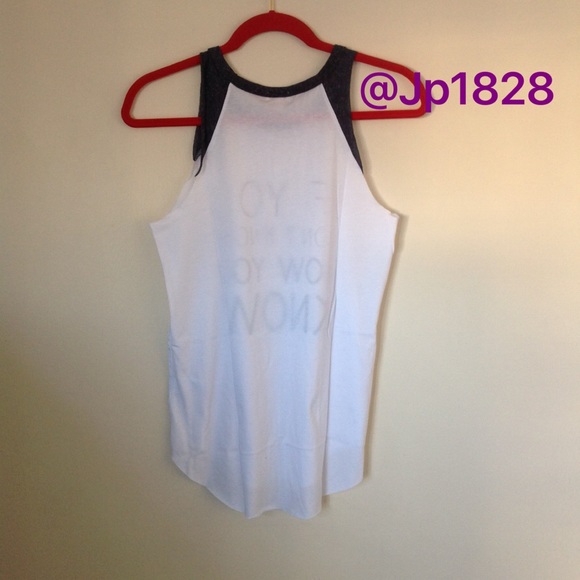 πHost Pickπ₯NWT Graphic Tank - Picture 4 of 4