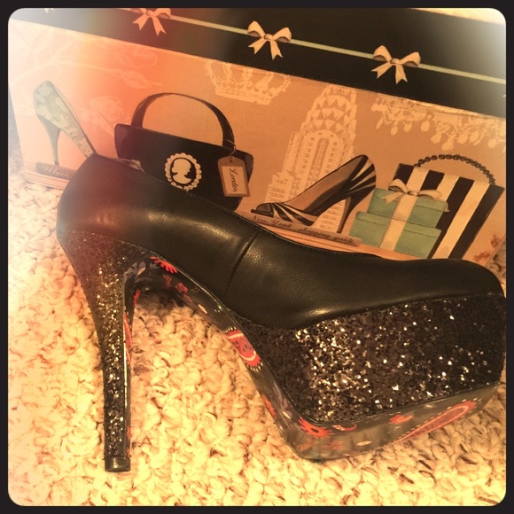 Black pumps