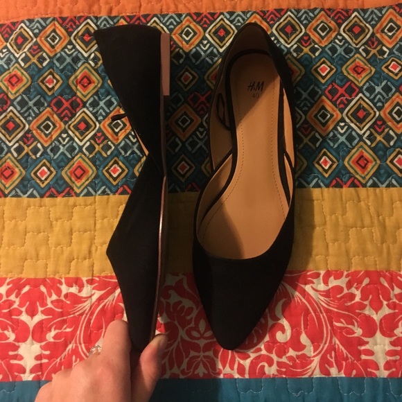 Black pointed H&M flags