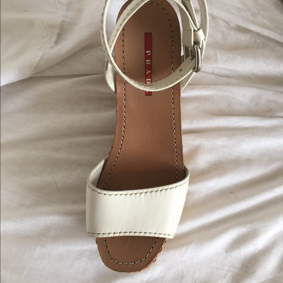 Beautiful Prada summer raffia wedges - Picture 2 of 3