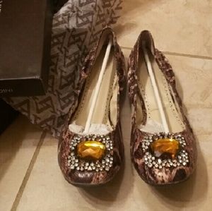 NWT Adrienne Vittadini snakeskin flats