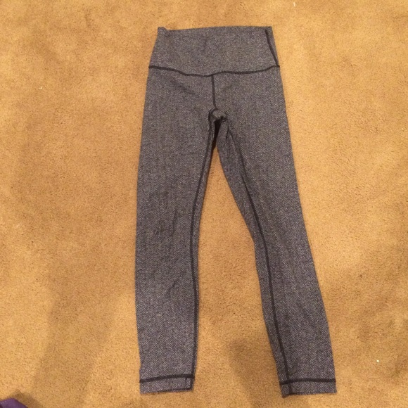 Lululemon 7/8 crops size 6 High rise crops