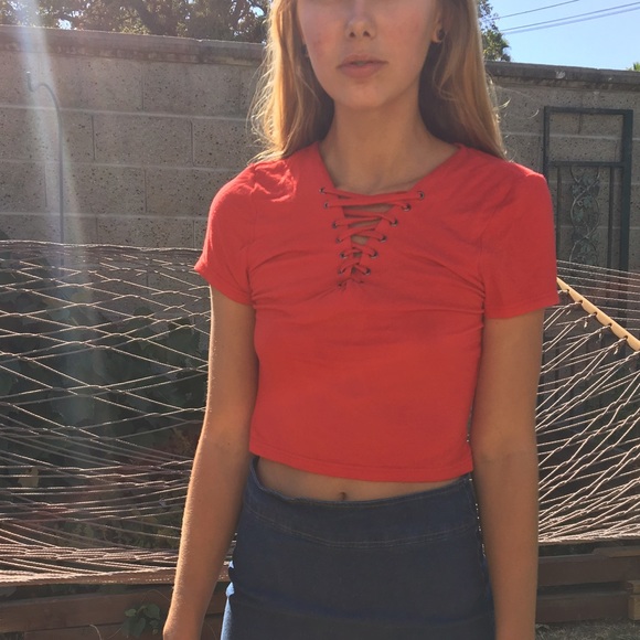 Lace-up crop top - Picture 1 of 2