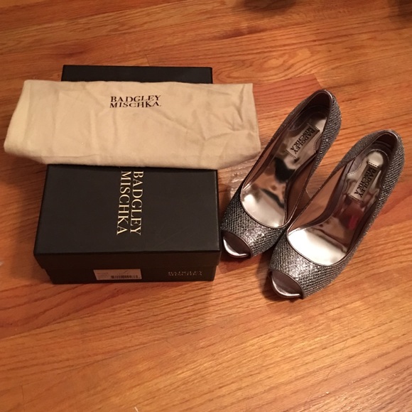 Badgley mischka like new