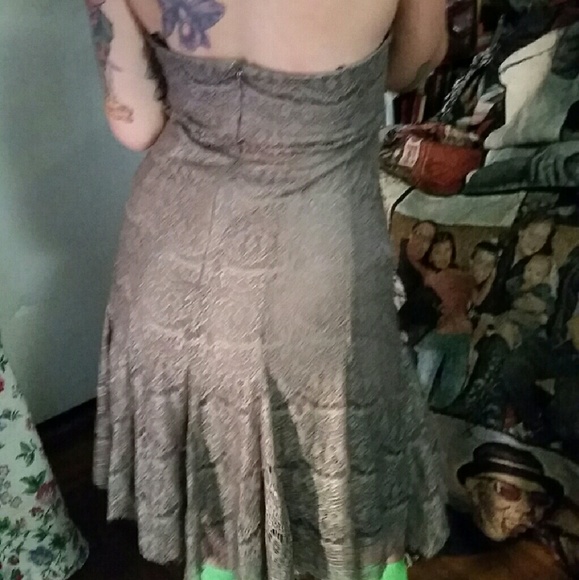 GRAY STRAPLESS LACE DRESS - Picture 2 of 4
