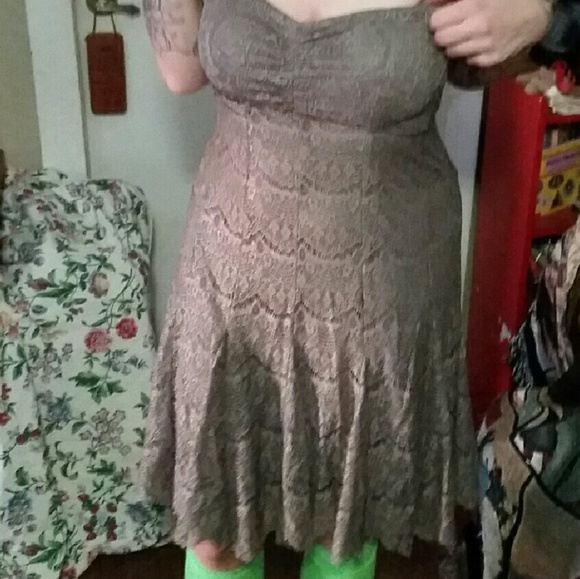 GRAY STRAPLESS LACE DRESS - Picture 4 of 4