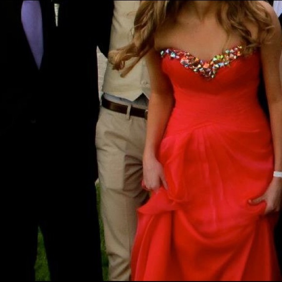 Peach / pink strapless prom dress.