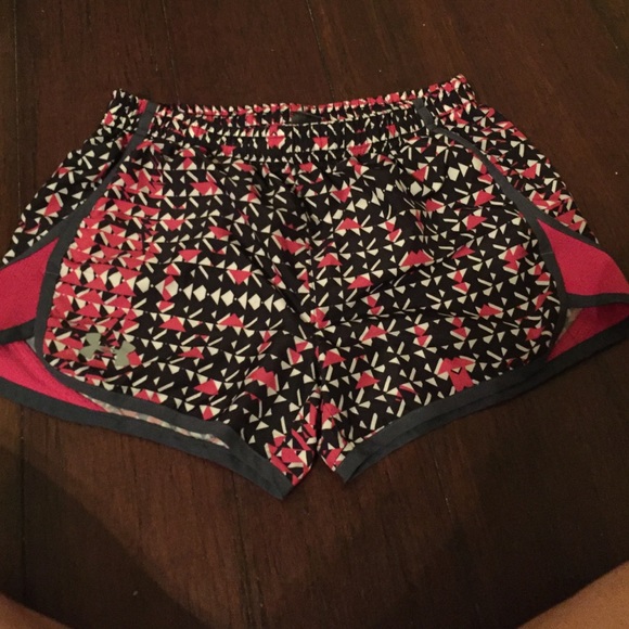 Under armor black and pink shorts - Picture 2 of 3