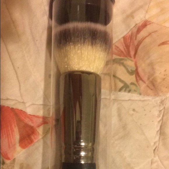 It cosmetics Buffing powder brush