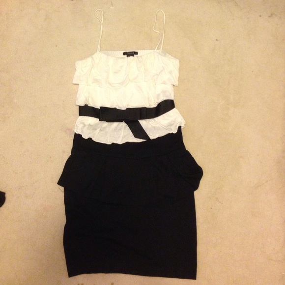 White Ruffle Layer Tank (L) - Picture 2 of 2