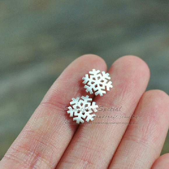 ❤️4 for $20 Sale❤️ Snowflake  stud earring - Picture 2 of 3