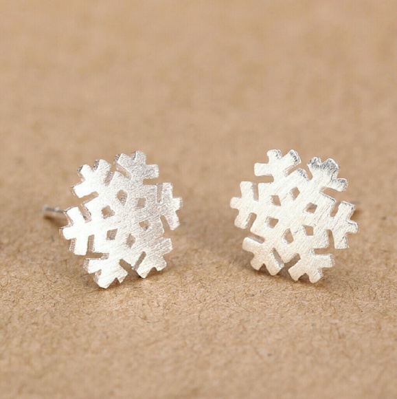 ❤️4 for $20 Sale❤️ Snowflake  stud earring - Picture 3 of 3